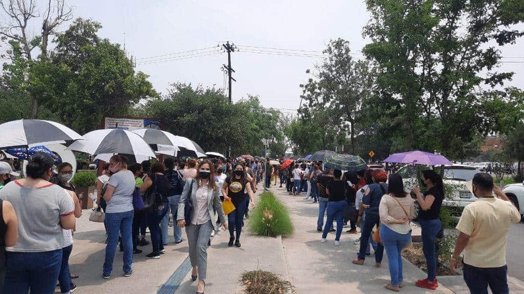 Vacunan a maestros entre el caos y largas filas