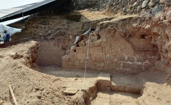 Hallan restos de basamento piramidal en Tlalmanalco