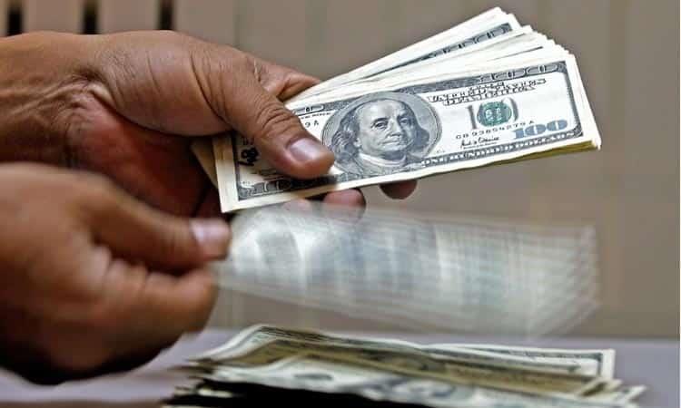 Dólar cierra arriba de 20 pesos