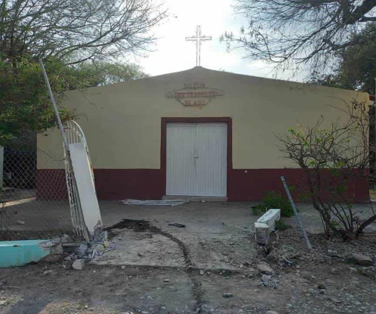 Destroza camioneta fachada de templo