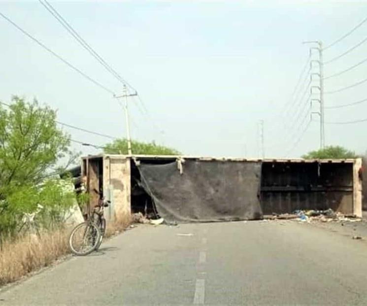 Vuelca tráiler en Ciénega de Flores