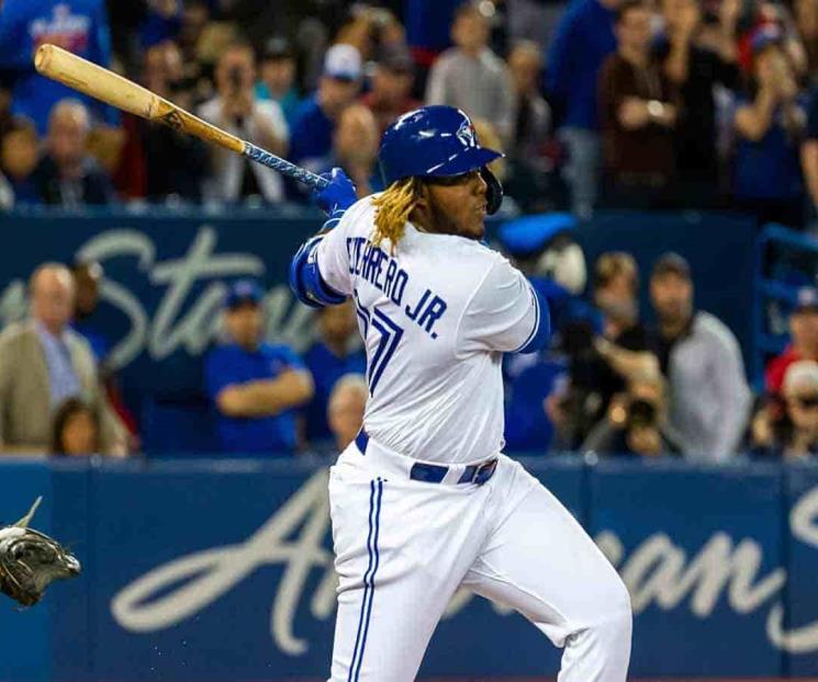 Guerrero Jr dispara tres jonrones