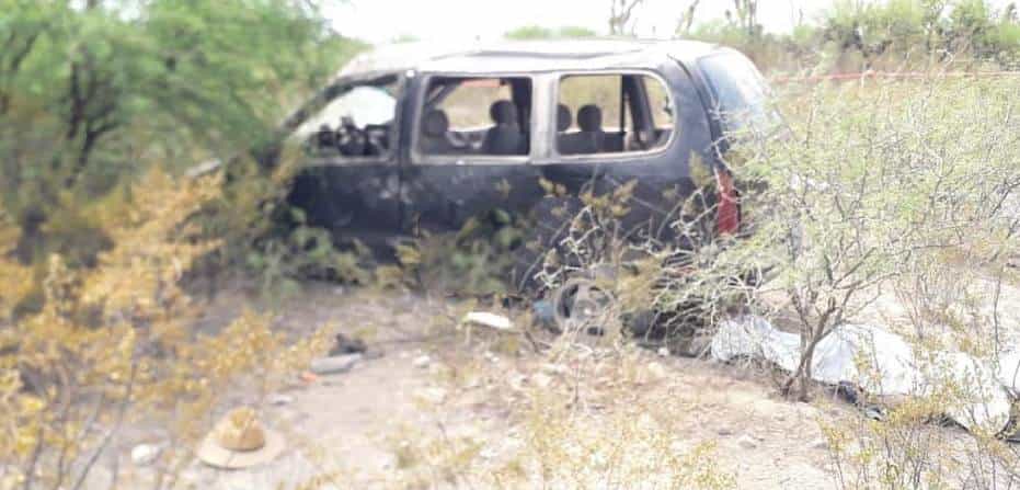 Dos muertos y siete lesionados de consideración, fue el saldo que dejó la volcadura de una camioneta