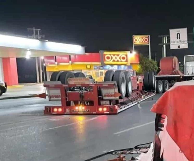 Vuelca tráiler cargado con rollo de acero