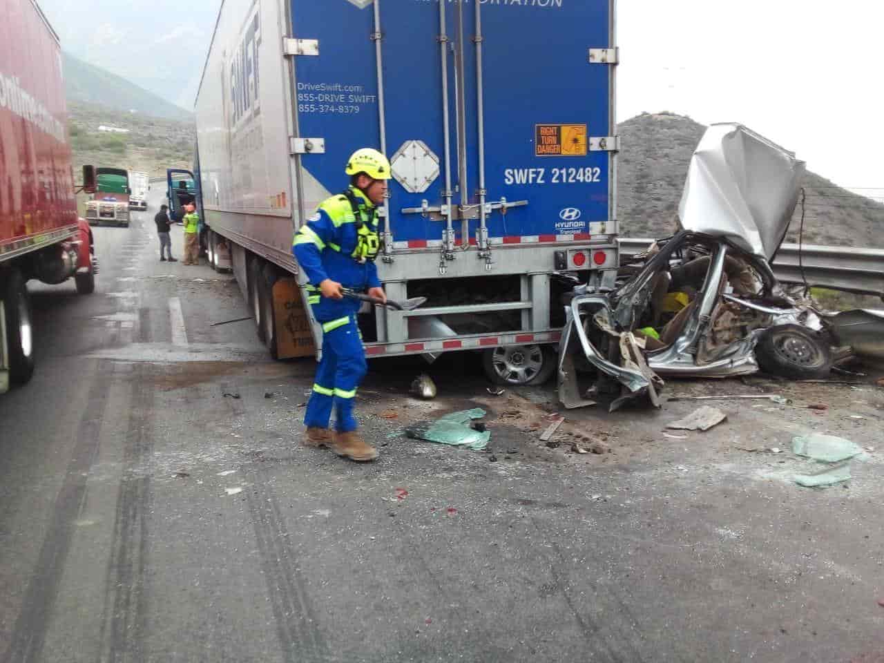 Con diversas lesiones y dentro de su vehículo destrozado, quedó un conductor del auto