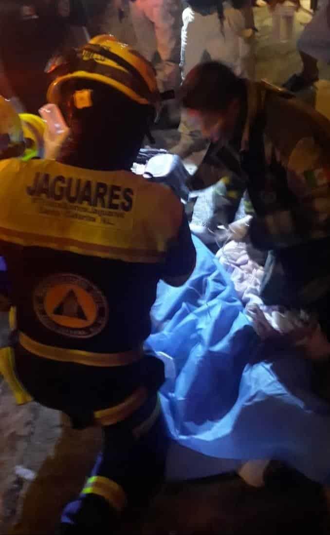 Rescatan a familia de casa en llamas