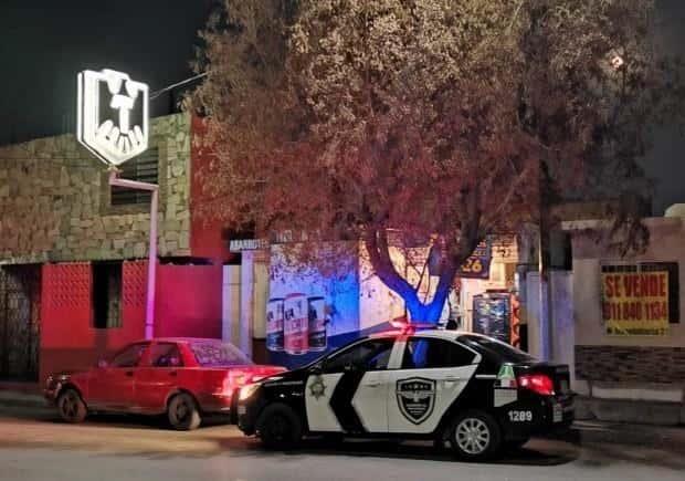 Balean asaltantes a policía