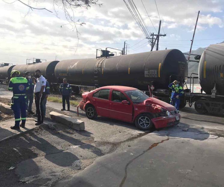 Tren choca contra auto en Santa Catarina
