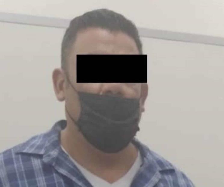 Arrestan a hombre en camioneta con placas colgadas
