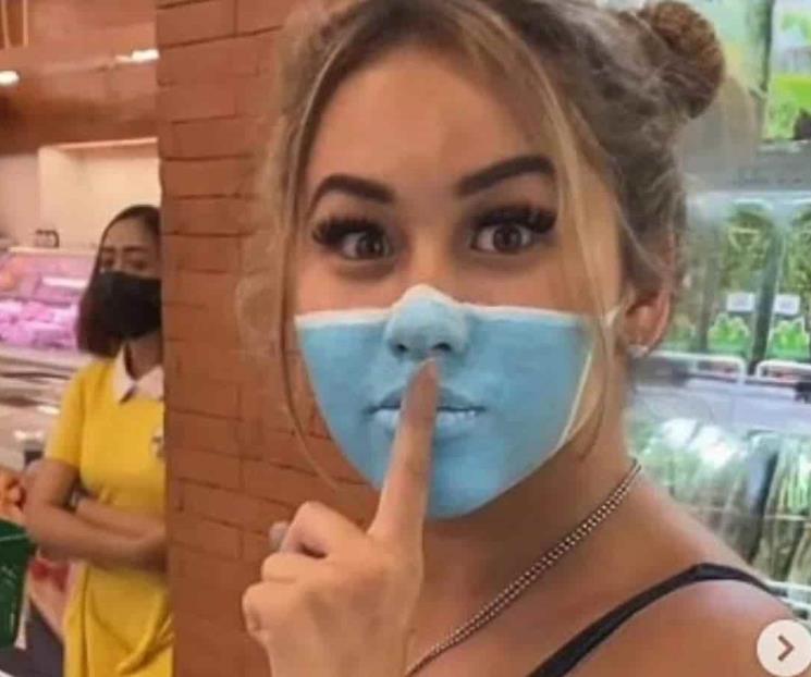 Influencer hace broma con cubrebocas falso