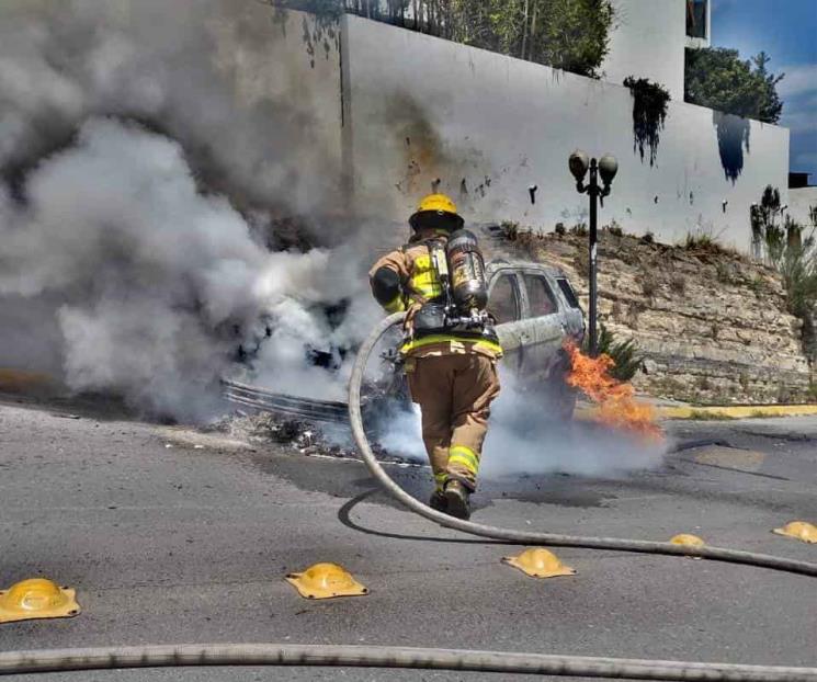 Se incendia camioneta en zona sur de Monterrey