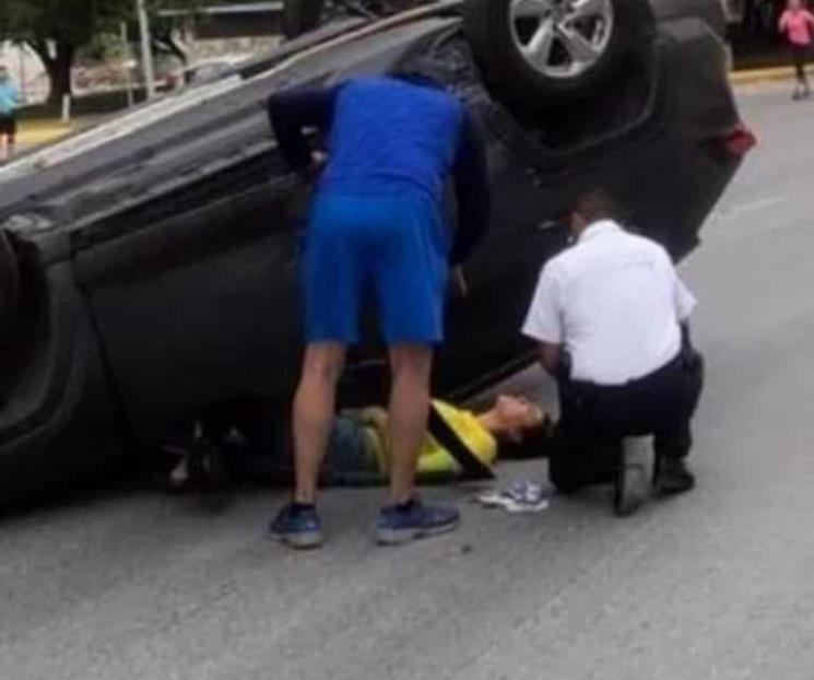 Conductora vuelca su camioneta en San Pedro