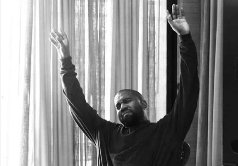 Kanye West reaparece con anillo de casado
