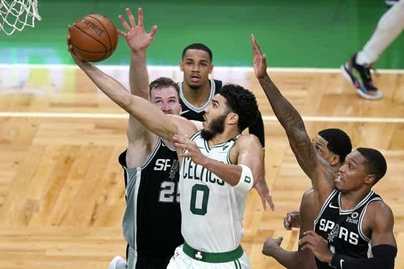Revierten Celtics desventaja y vencen a Spurs