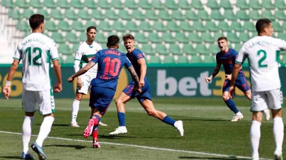 Gana Atleti a Elche y sigue de líder en España