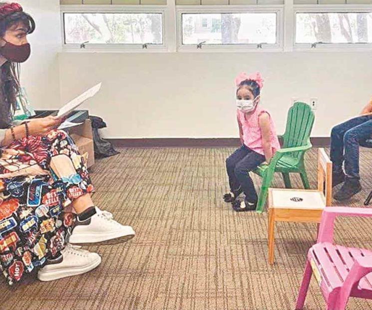 Celebran con juguetes a niños y vacunas a padres mexicanos