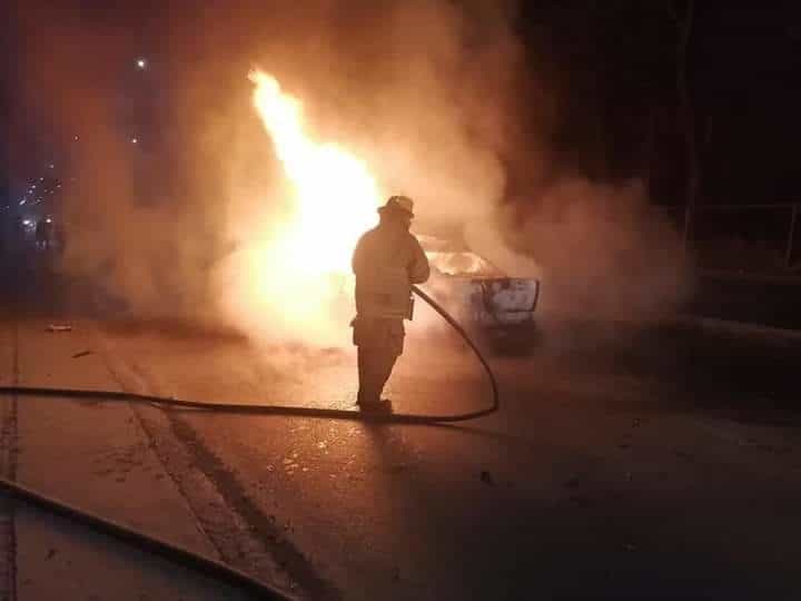 Tres personas calcinadas y dos más lesionadas, dejó el estrellamiento e incendio de un vehículo contra un poste