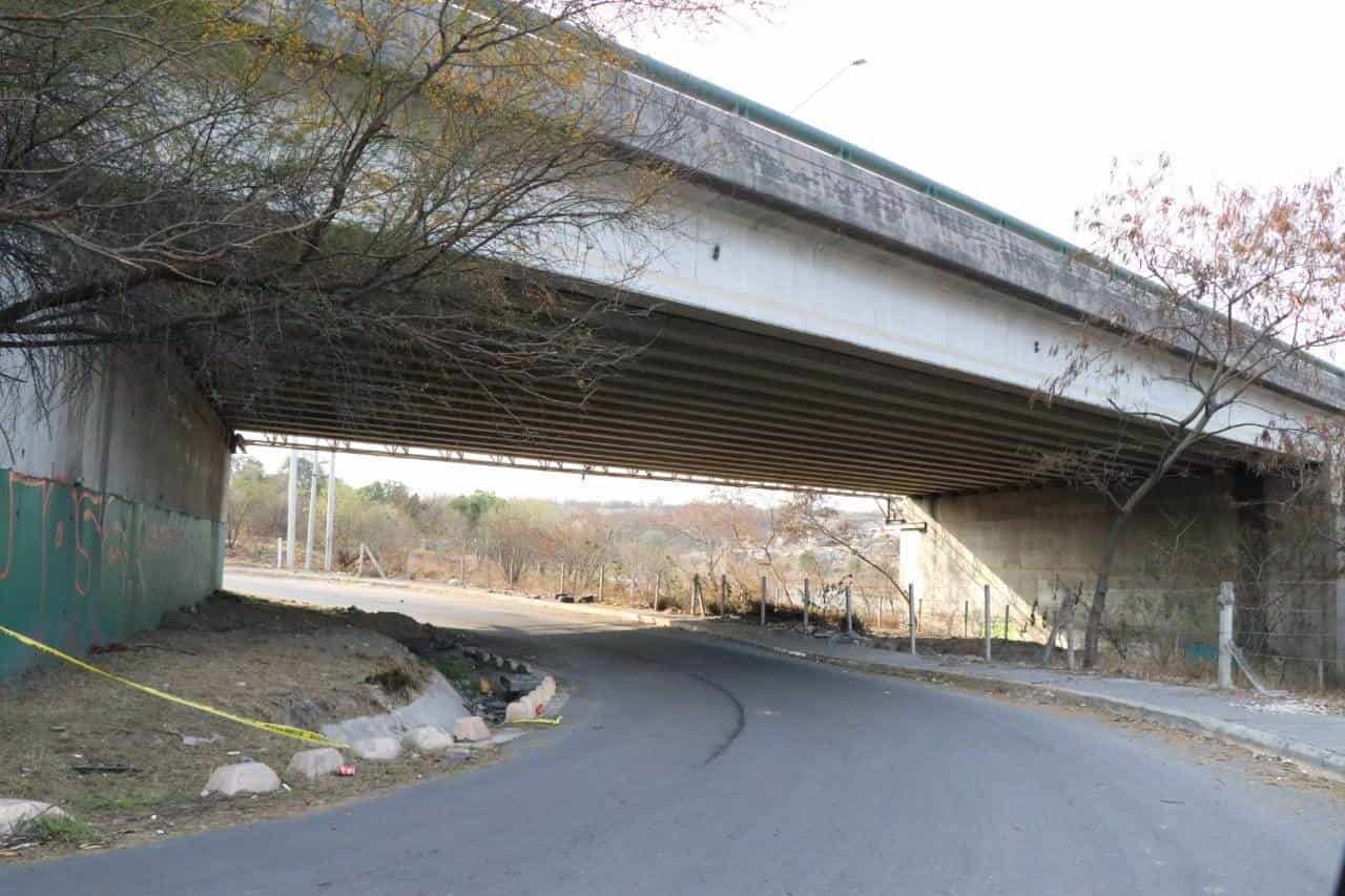 Una mujer fue privada de su libertad por delincuentes quienes la llevaron a un puente donde la ejecutaron a balazos