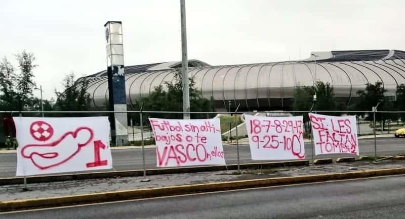 Reclama afición rayada con mantas afuera del Estadio BBVA