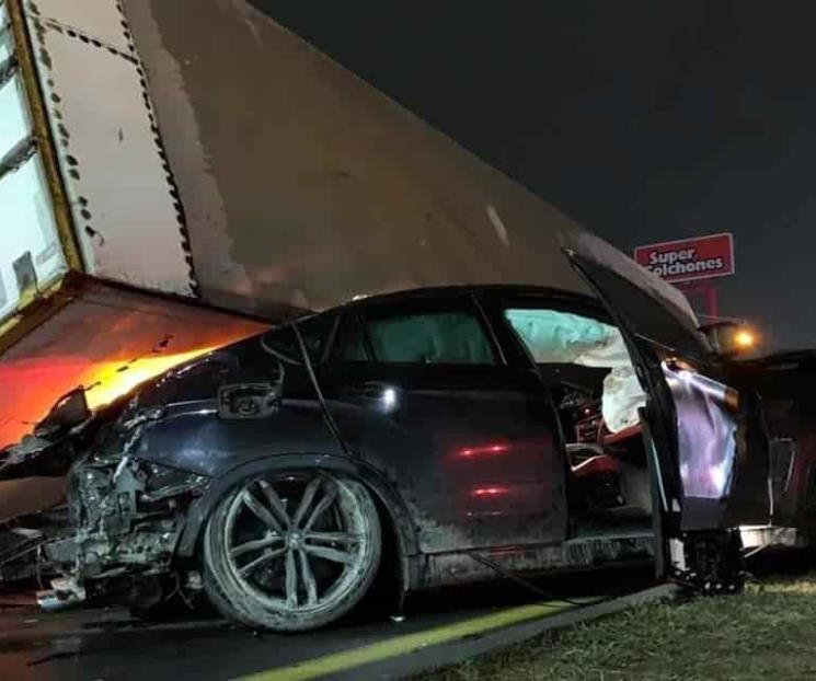 Cae caja de tráiler sobre camioneta