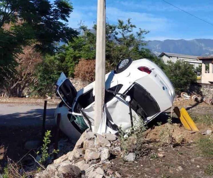 Sobrevive pareja a volcadura