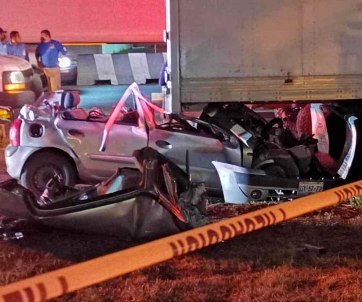 Muere mujer tras choque contra trailer