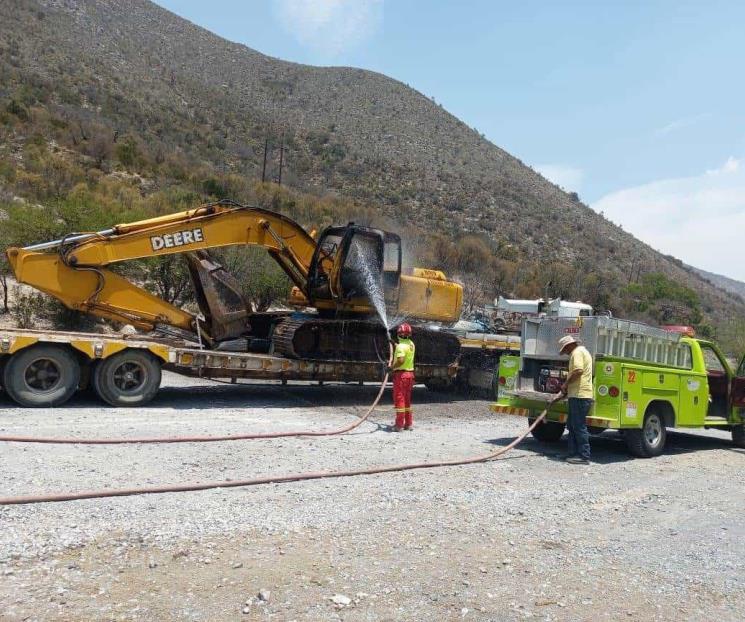 Arde maquinaria en plataforma de tráiler