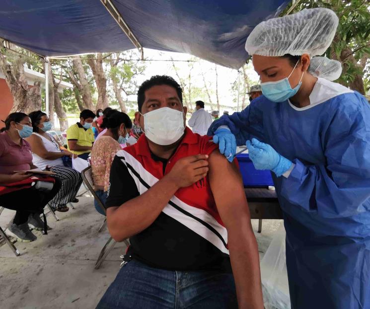 Vacunan a más de 70 mil trabajadores de educación en Oaxaca