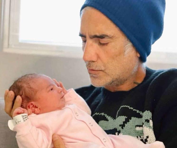 Alejandro Fernández posa junto a su nieta, Cayetana