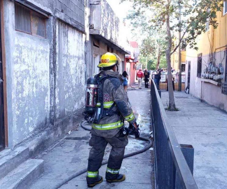 Resulta mujer lesionada en incendio