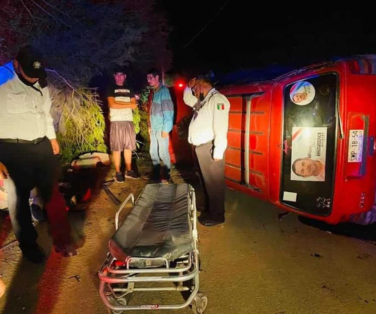 Vuelca camioneta en Montemorelos