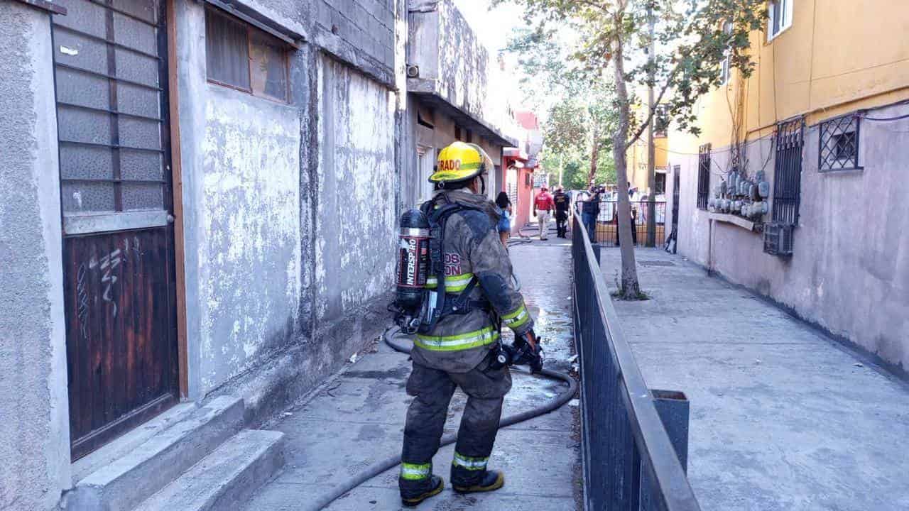 El incendio de un domicilio, tras un flamazo registrado en el lugar, dejó a la propietaria de la casa lesionada y daños materiales