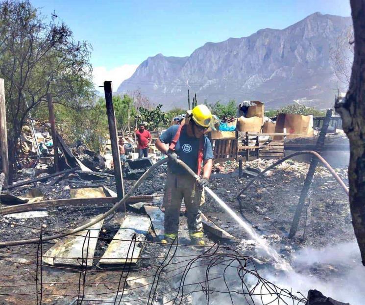 Rescatan a familia de casa en llamas
