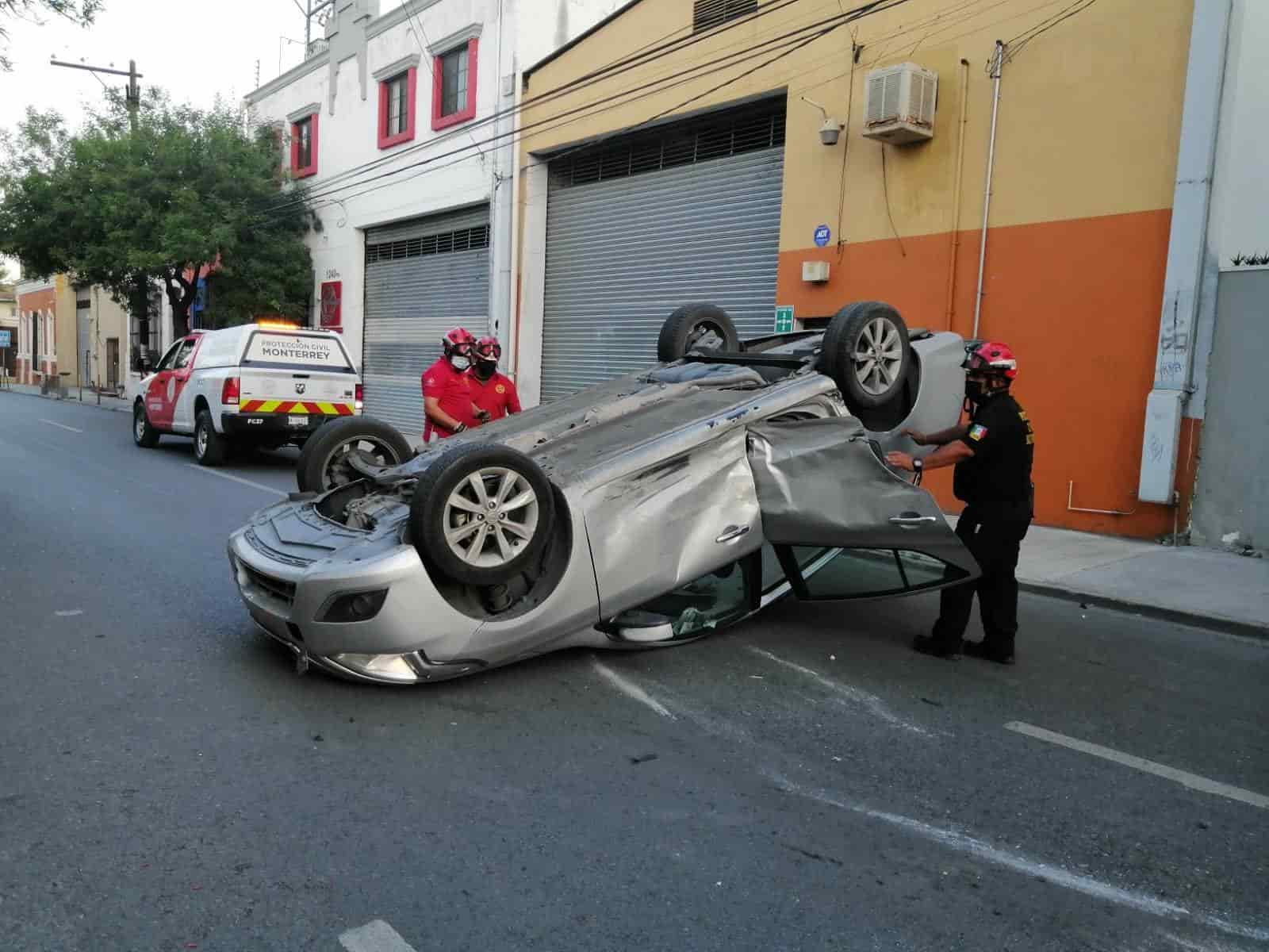 No respetó el señalamiento de alto e impactó a otro auto el cual quedó volcado
