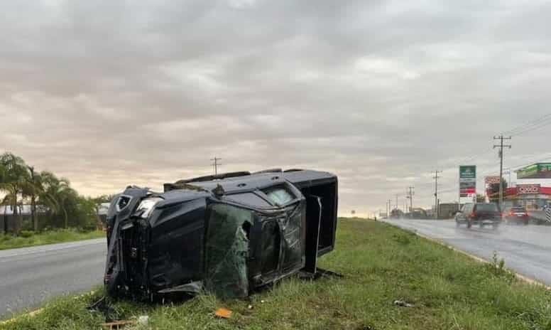 Roban camioneta y terminan volcados