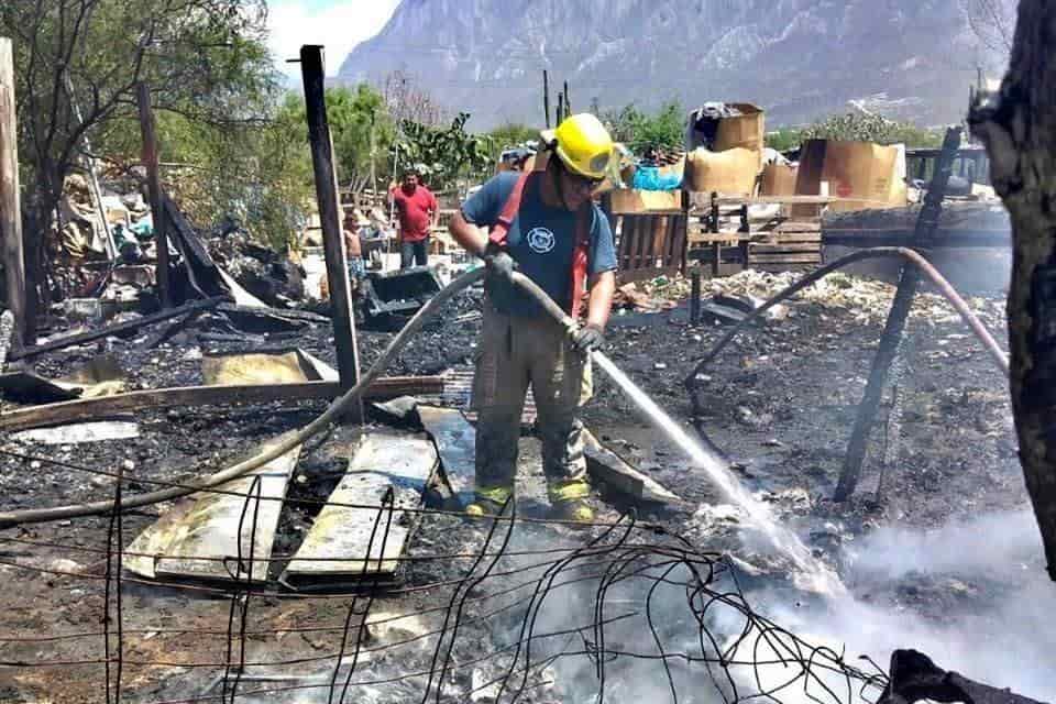 Rescataron a los integrantes de una familia, que terminaron atrapados en el interior de un tejaban que se incendió