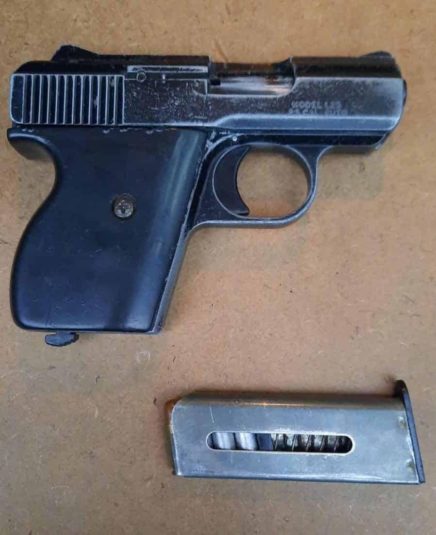 El motociclista fue arrestado luego de encontrarle un arma de fuego y cocaína en piedra