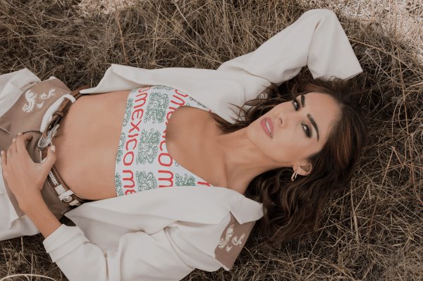 Sandra Echeverría debuta en el regional mexicano