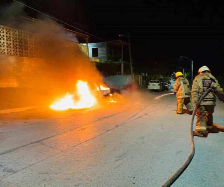 Consume fuego automóvil estacionado