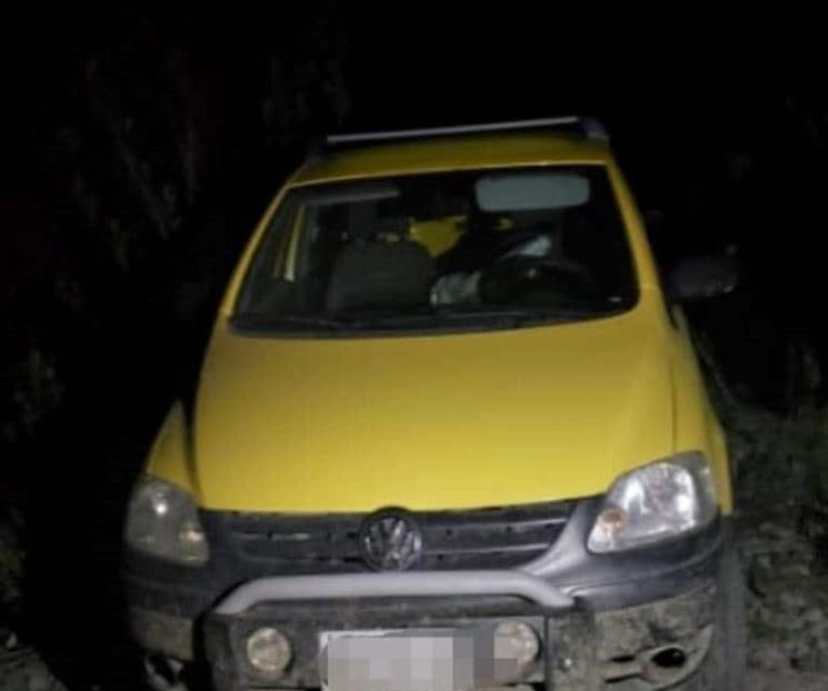 Arrestan a ladrón cuando desvalijaba auto