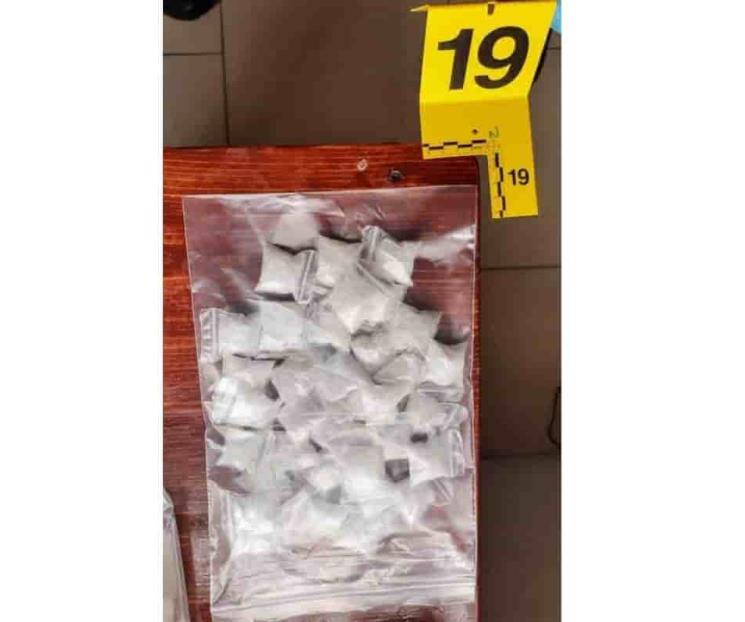 Catean domicilio y aseguran droga y arma de fuego