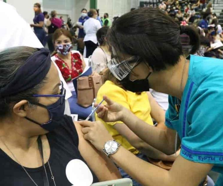 Vacunan a personal de salud privado y público