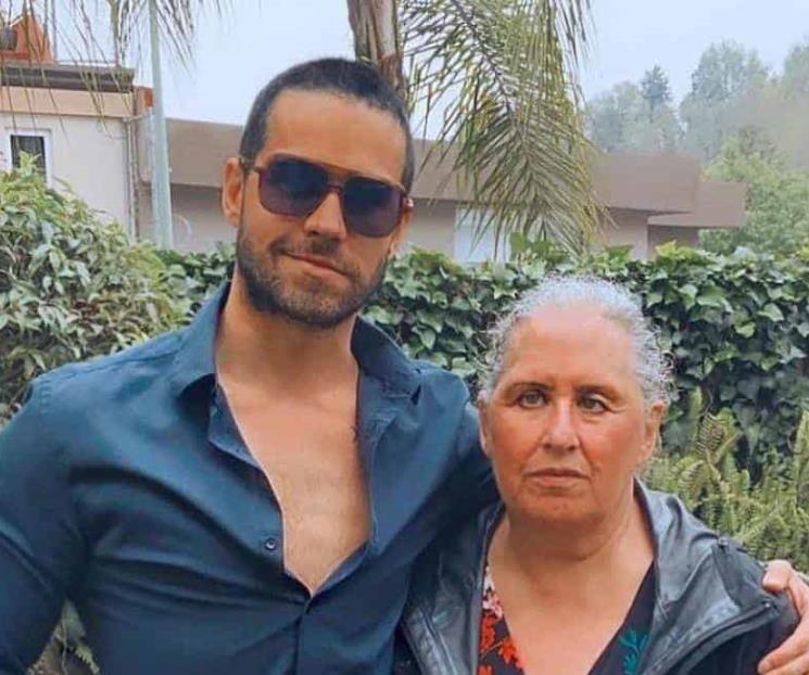 Eleazar Gómez reaparece celebrando a su mamá