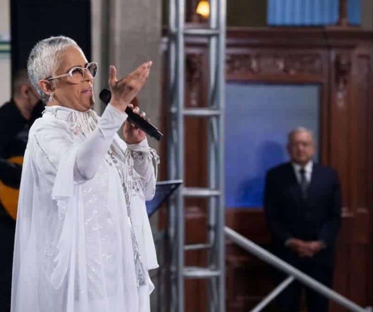 Eugenia León da concierto a la madres en “la mañanera”