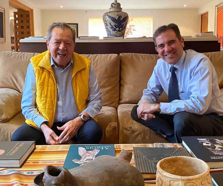 Muñoz Ledo se toma foto con Lorenzo Córdova
