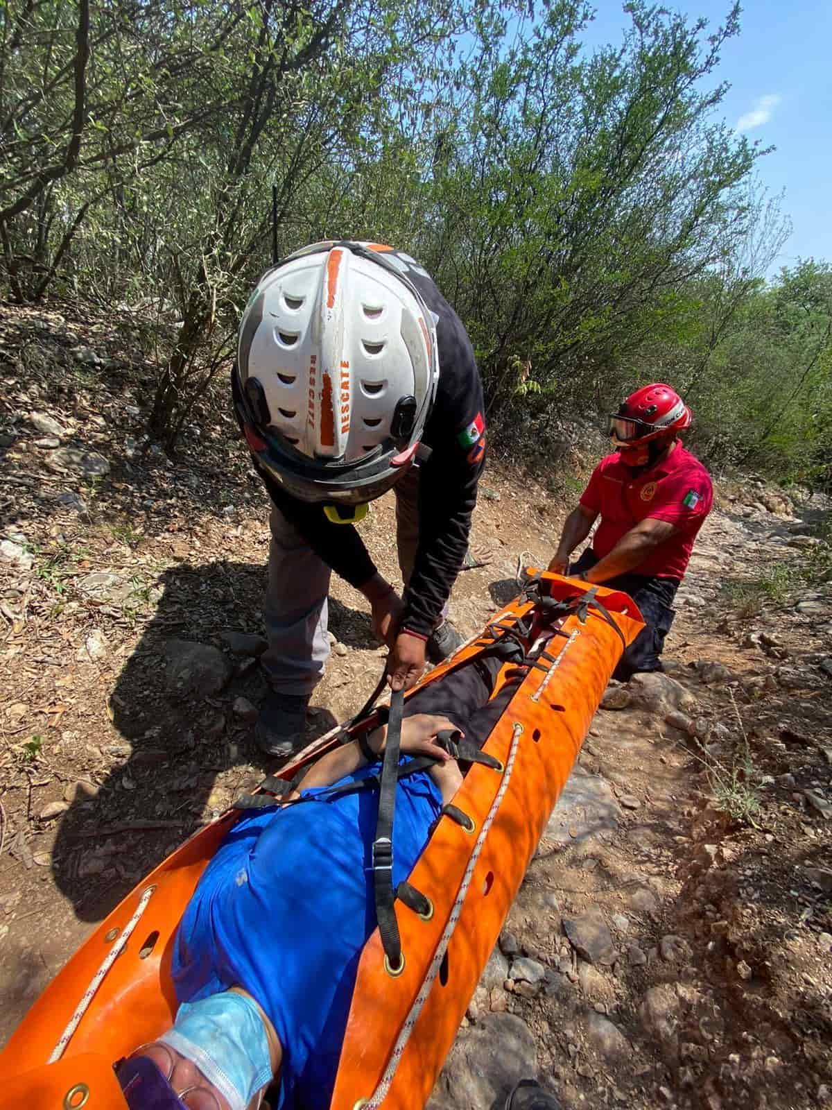 Con diversos golpes en el cuerpo, así como una luxación en un tobillo, resultó una excursionista al sufrir una caída