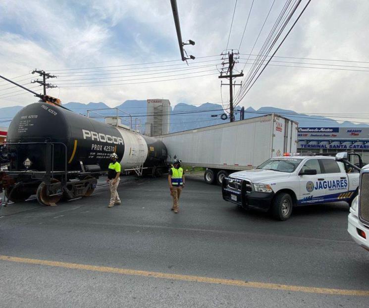 Intenta ganarle el paso al tren