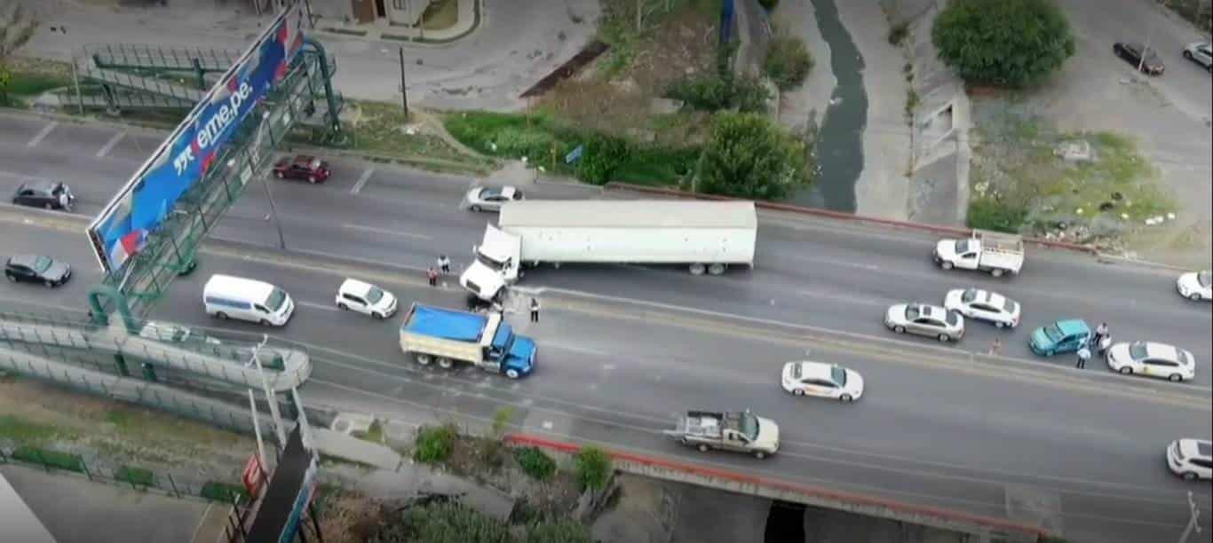 Ocasiona tráiler caos vial