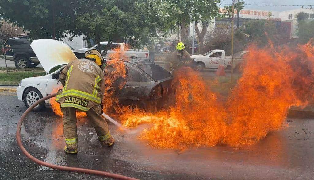 Acaba incendio con auto en Santa Catarina