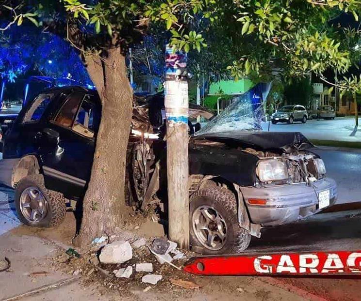 Queda pareja prensada en estrellamiento